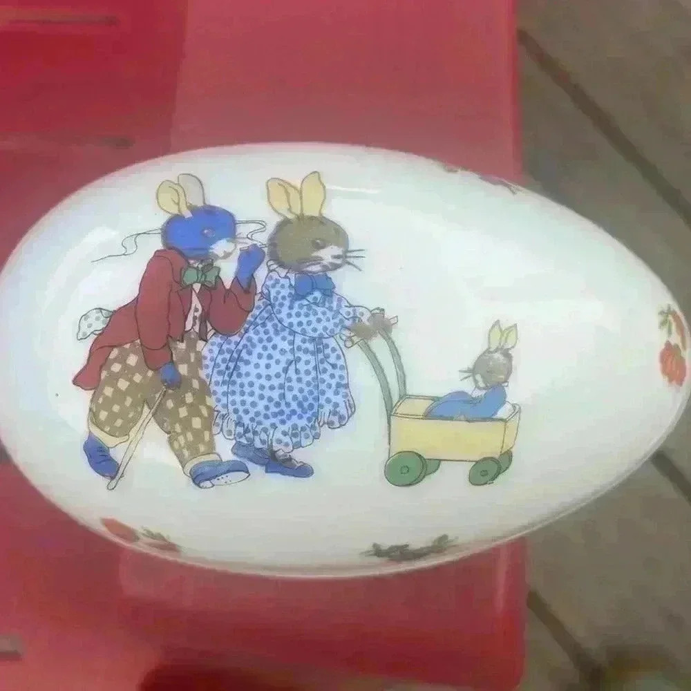 Vintage porcelain, handpainted egg. Perfect condition.